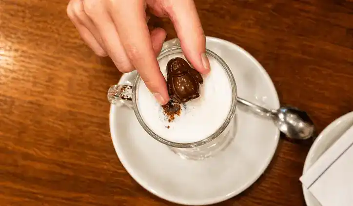 Chocolate caliente vs. Submarino Pingüilatte: el nuevo dilema de todo turista en Ushuaia